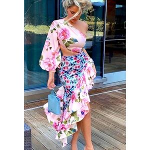 Beautiful floral cut out dress. Perfect for play date/brunch/evening outing.